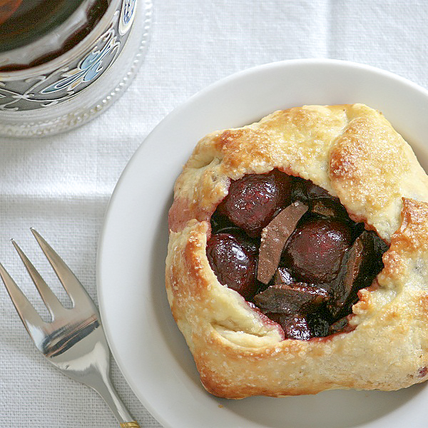 Мини-галеты с черешней и тёмным шоколадом