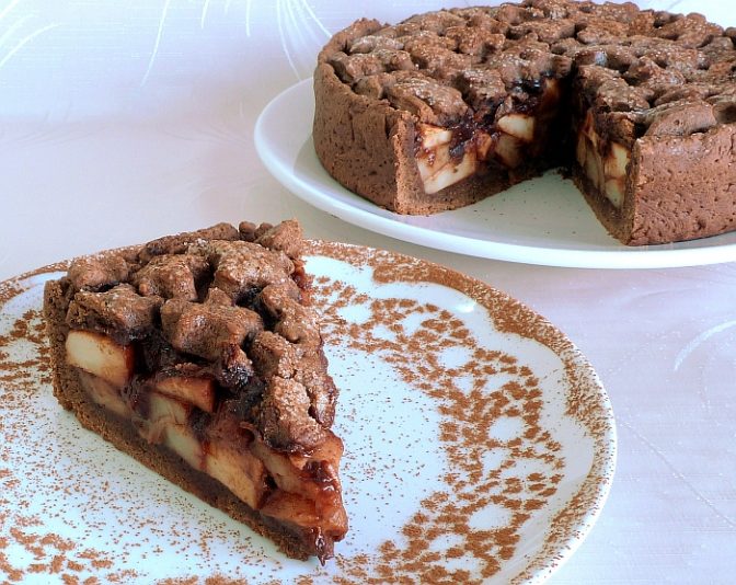 Шоколадный пирог с яблоками