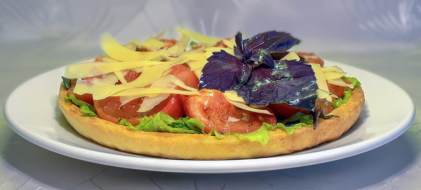 Хрустящий тарт с томатным конфи и маринованными помидорами