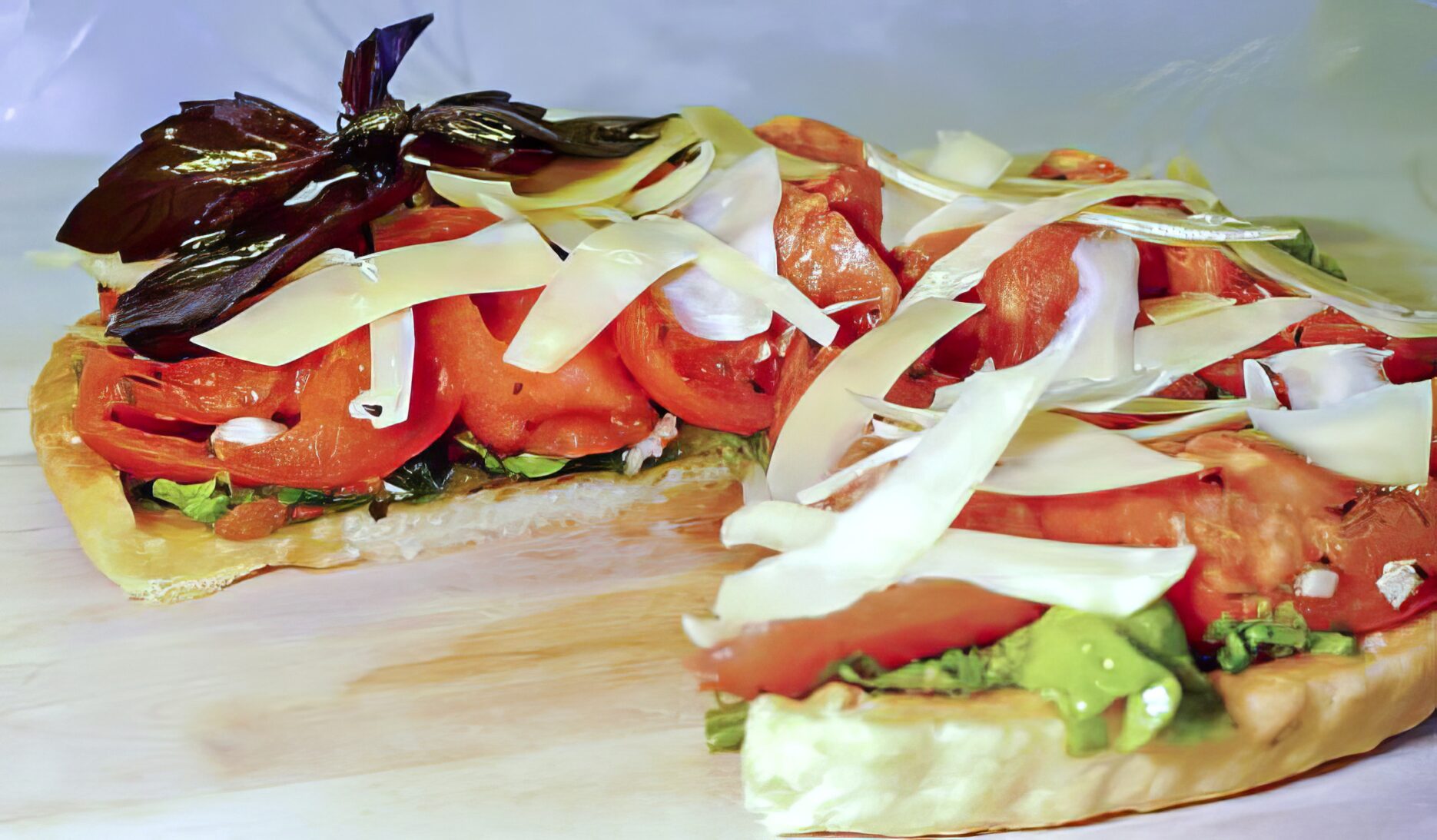 Хрустящий тарт с томатным конфи и маринованными помидорами