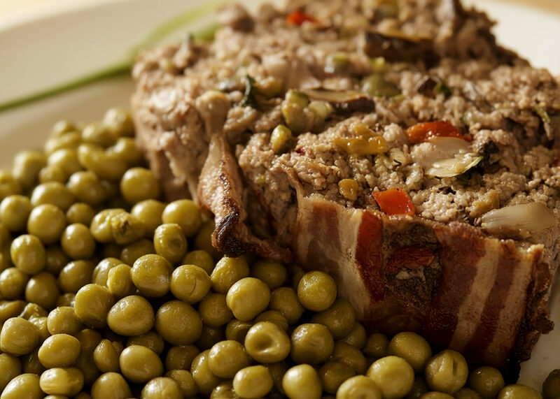 Мясной рулет с беконом и овощами
