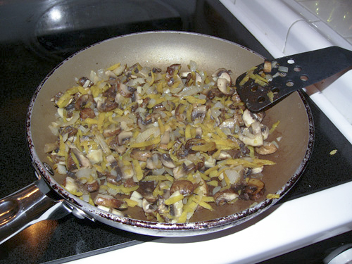 Мясной рулет с беконом и овощами