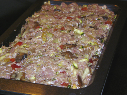 Мясной рулет с беконом и овощами