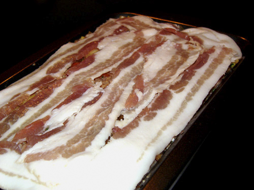 Мясной рулет с беконом и овощами