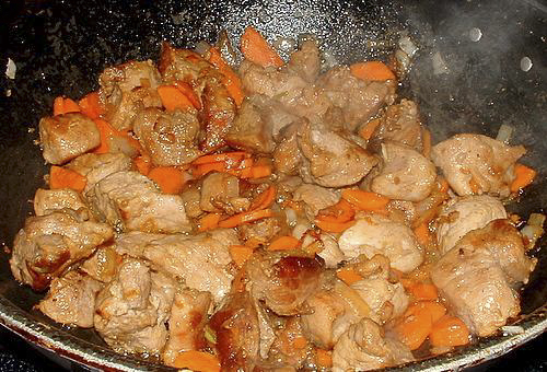 Картошка, тушенная с мясом