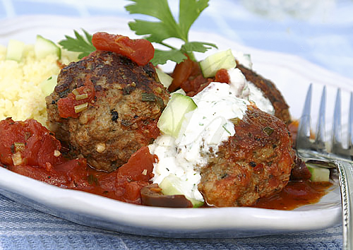 Тефтели по-гречески с лимонным кускусом и йогуртовым соусом