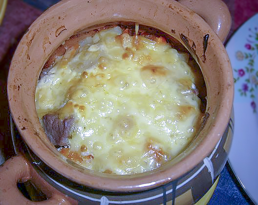 Мясо с овощами в горшочке