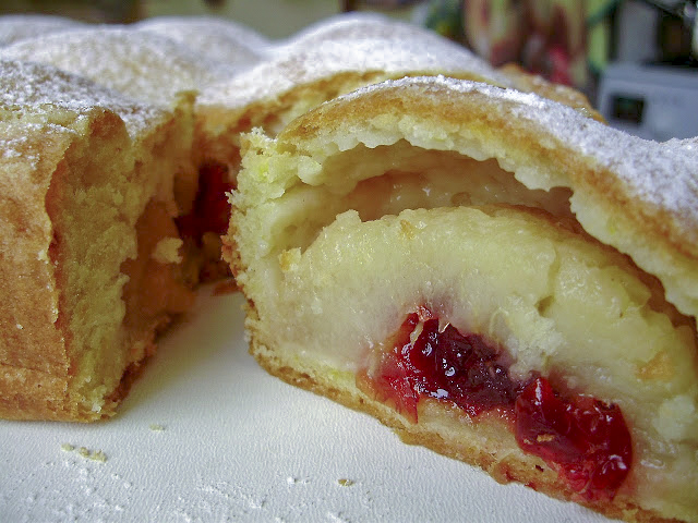 Творожный пирог с яблоками и сушеной клюквой