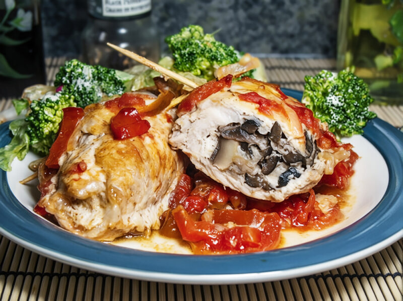 Мясные рулетики, фаршированные грибами и оливками