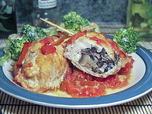 Мясные рулетики, фаршированные грибами и оливками