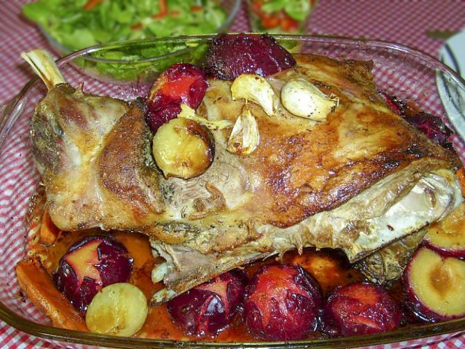 Баранина в тосканских травах, запеченная со сливами