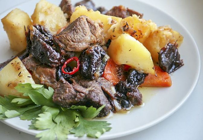 Баранина с картофелем и черносливом