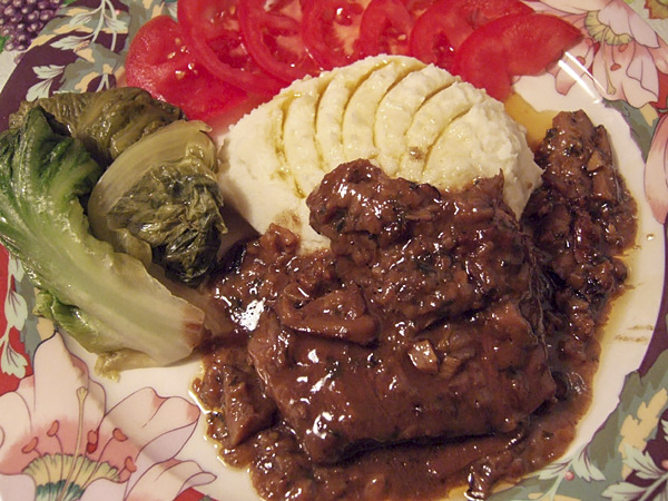 Говядина под грибным соусом