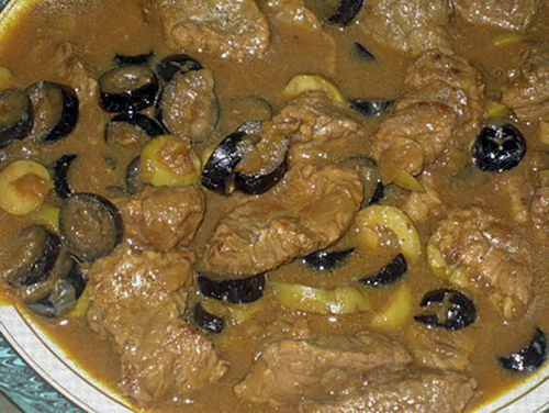 Говядина с оливками и кинзой