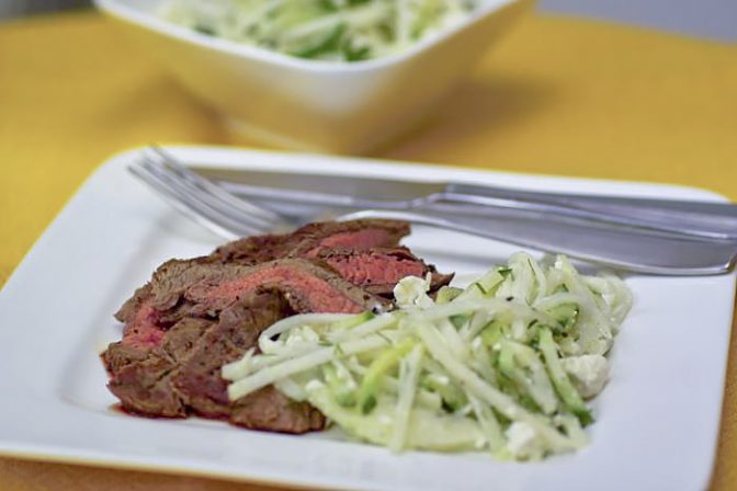 Фланк стейк (пашина) с салатом из кольраби и огурцов