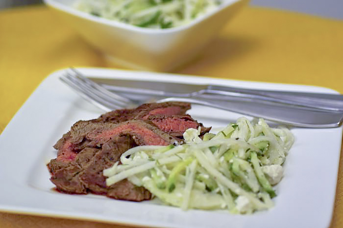 Фланк стейк (пашина) с салатом из кольраби и огурцов