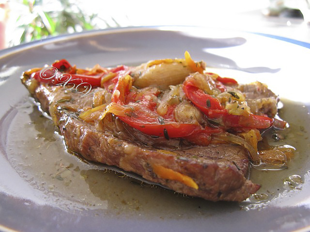 Медальоны из говядины, тушенные с овощами