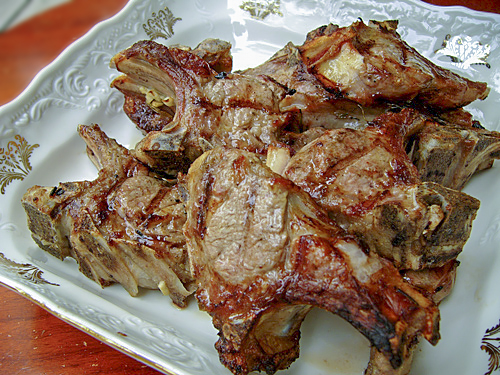 Бараньи котлетки на косточке, копченные с розмарином