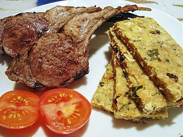 Бараньи ребрышки с галетами из хлеба и овощей