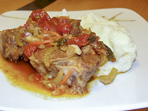 Говяжьи ножки по-милански (Ossobuco alla milanese) с томатами