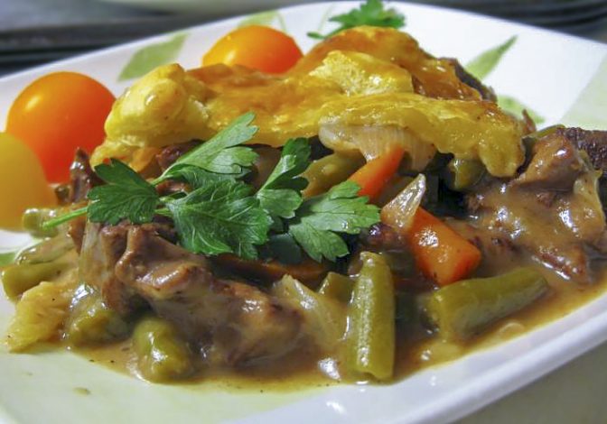 Жаркое из мяса и овощей под тестом