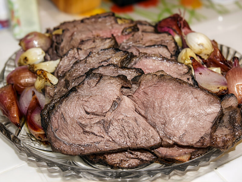 Мясо, запеченное в соусе из кофе и перца