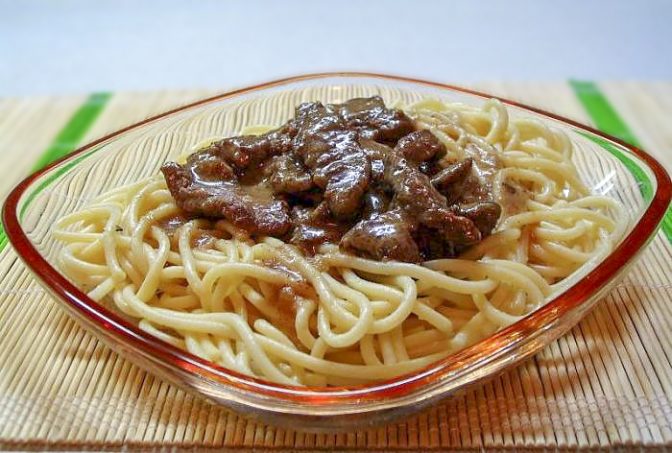 Бефстроганов в белом соусе