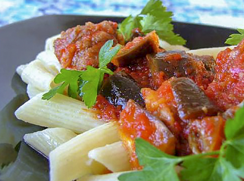 Отварная говядина с овощным соусом