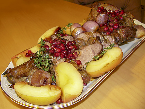 Баранья нога, запеченная с шалотом, яблоками и гранатом
