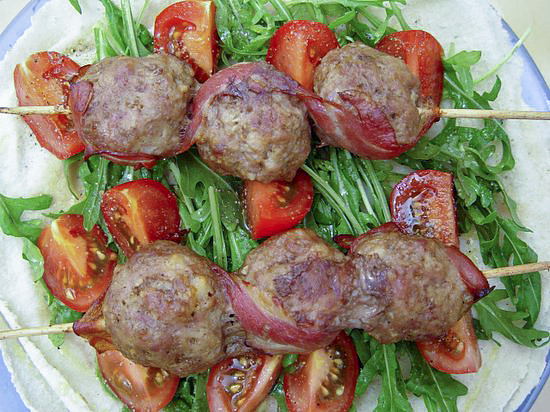 Люля-кебаб из баранины с салатом из помидоров