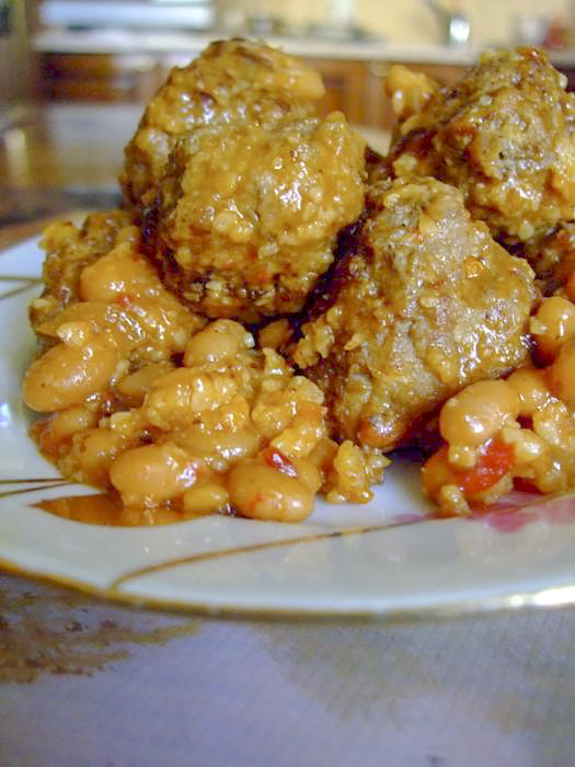 Фрикадельки с фасолью в остром томатном соусе