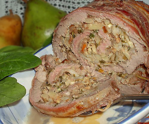Рулет из говядины с грушами и сыром