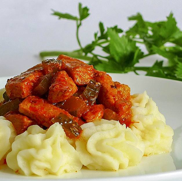 Свинина в томатном соусе с солеными огурцами