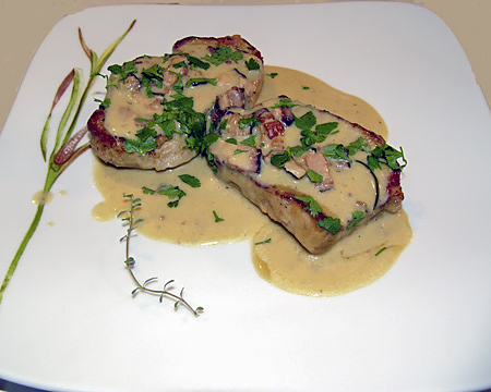 Свиные отбивные в сливочном соусе с беконом