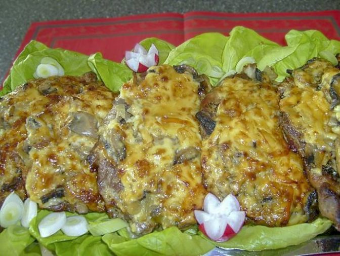 Свинина под луково-грибной шубой