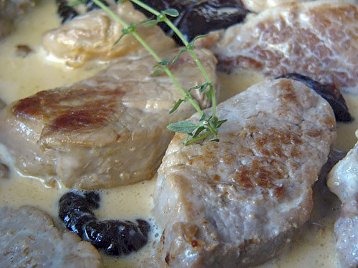 Медальоны из свинины с черносливом