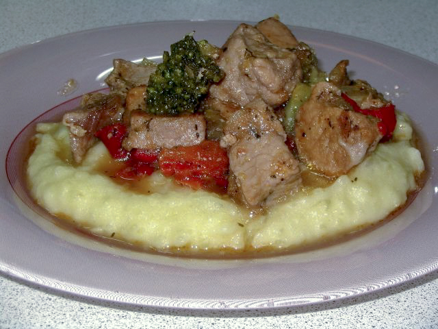 Мясо, тушенное с овощами