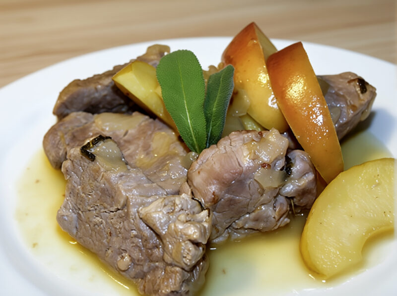 Медальоны из свинины с яблоками