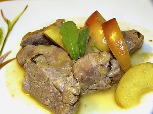 Медальоны из свинины с яблоками