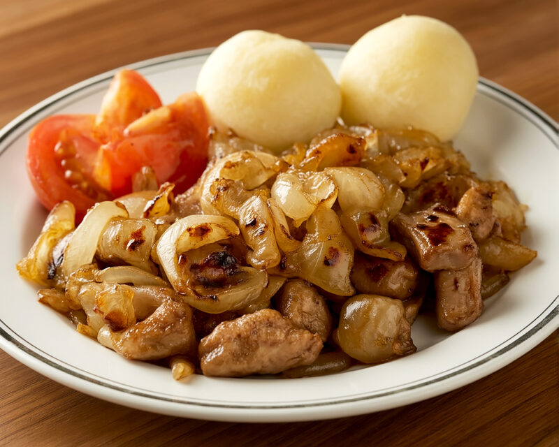 Cвинина, жаренная с луком