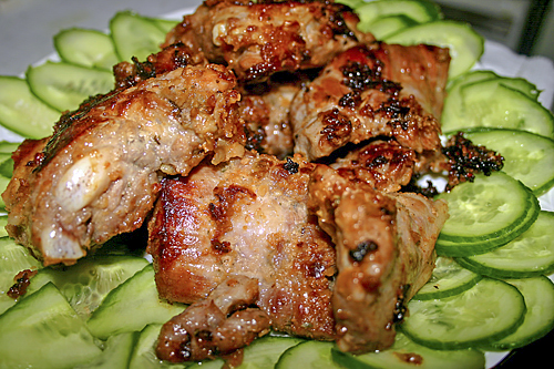 Мясо в тертом луке