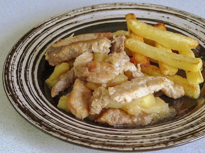 Поджарка из свинины с яблоками