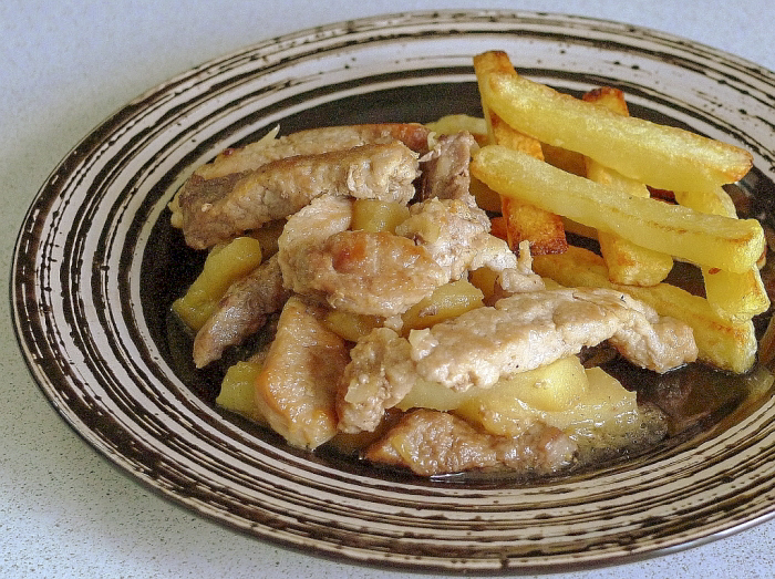 Поджарка из свинины с яблоками