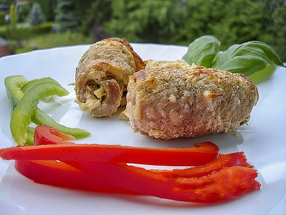 Свиные рулетики с квашеной капустой