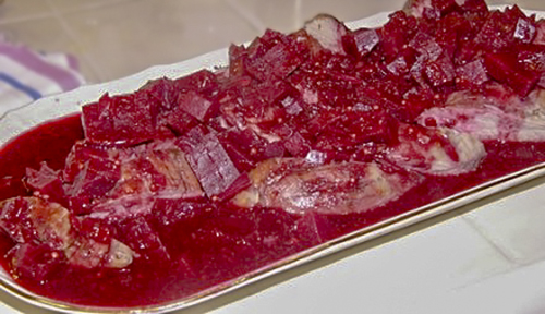 Запеченная свинина в соусе из свеклы и гранатового сока