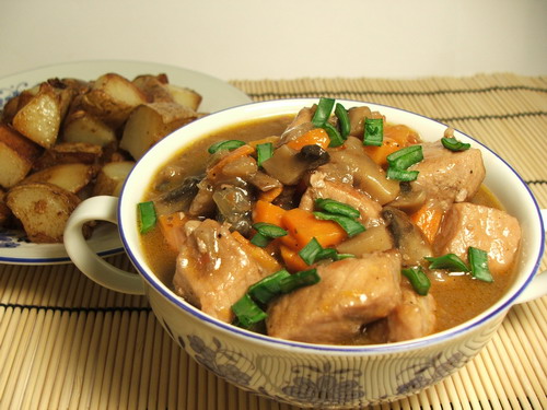 Мясо под грибным соусом с красным вином