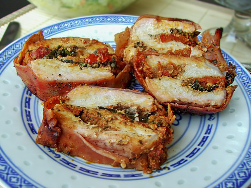 Свиная вырезка в прошутто с пастой из вяленых помидоров