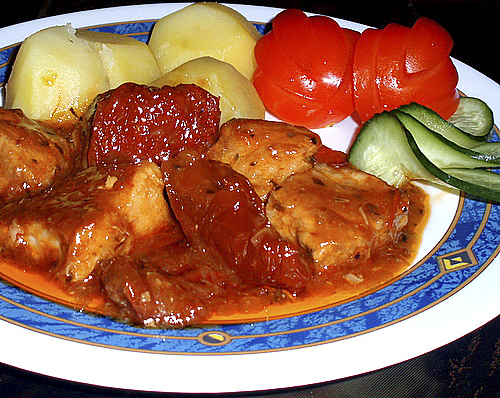 Свинина, тушенная с вялеными помидорами