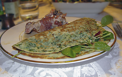 Кролик с грибами и прошутто с крепами из шпината и салатом