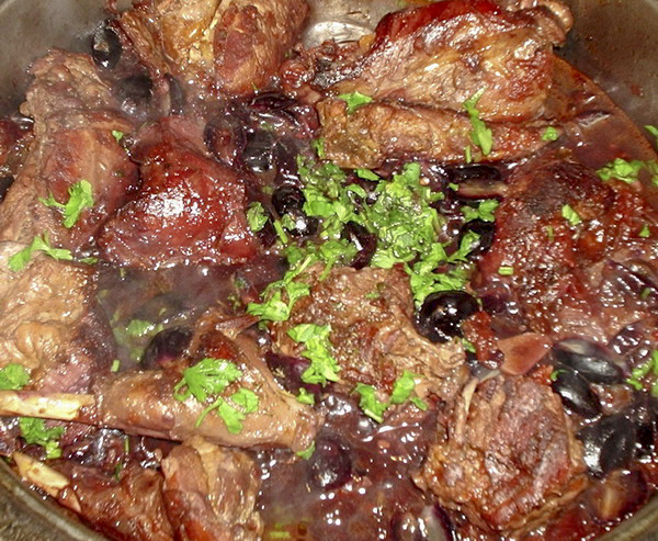 Кролик с виноградом